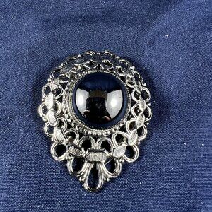 Vintage Inspired Silver-Tone Scarf Clip With Black Centerpiece & Intricate F